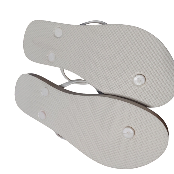 8 Old Navy white and black sandal - Picture 3 of 3